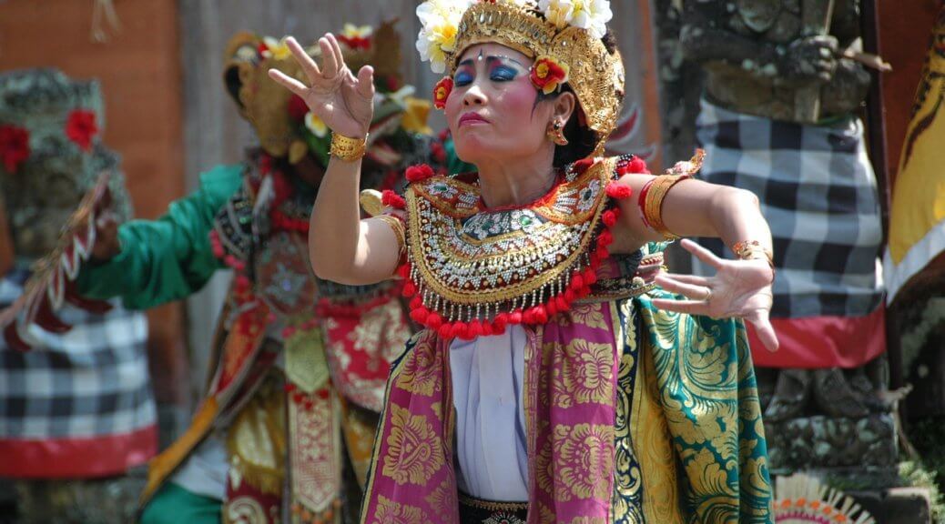 Tanzende Frau auf Bali