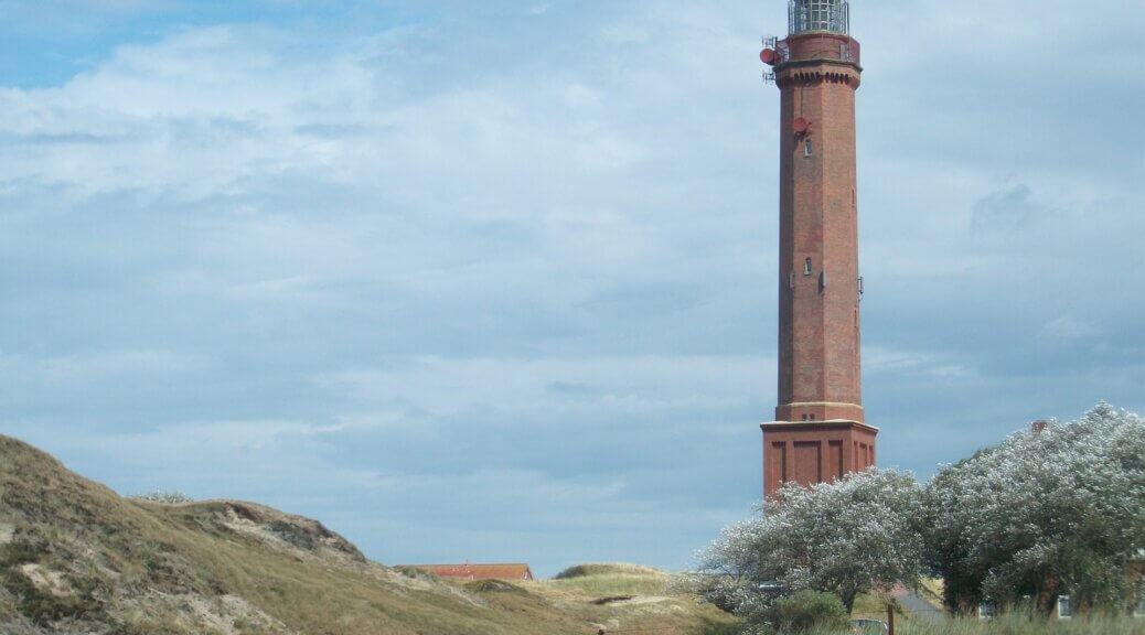 Norderney Leuchtturm zwischen Dünen